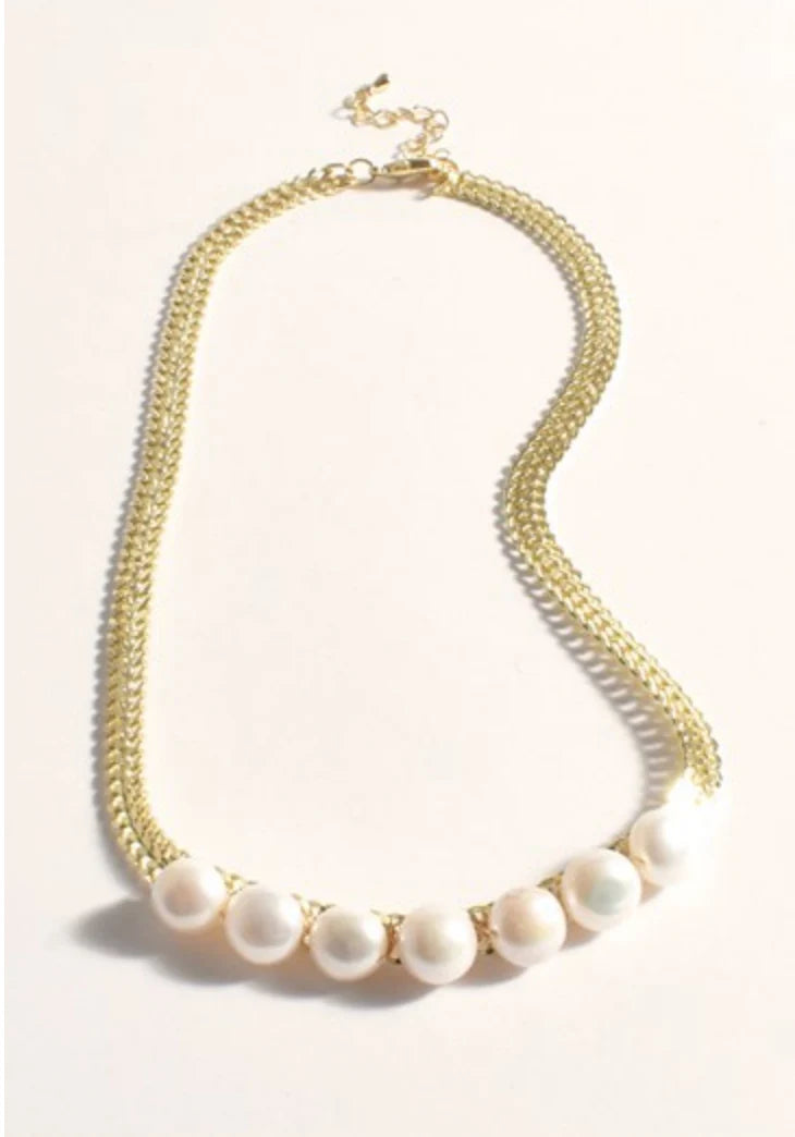 Patterned Chain Pearl Front Necklace (Cream/Gold)