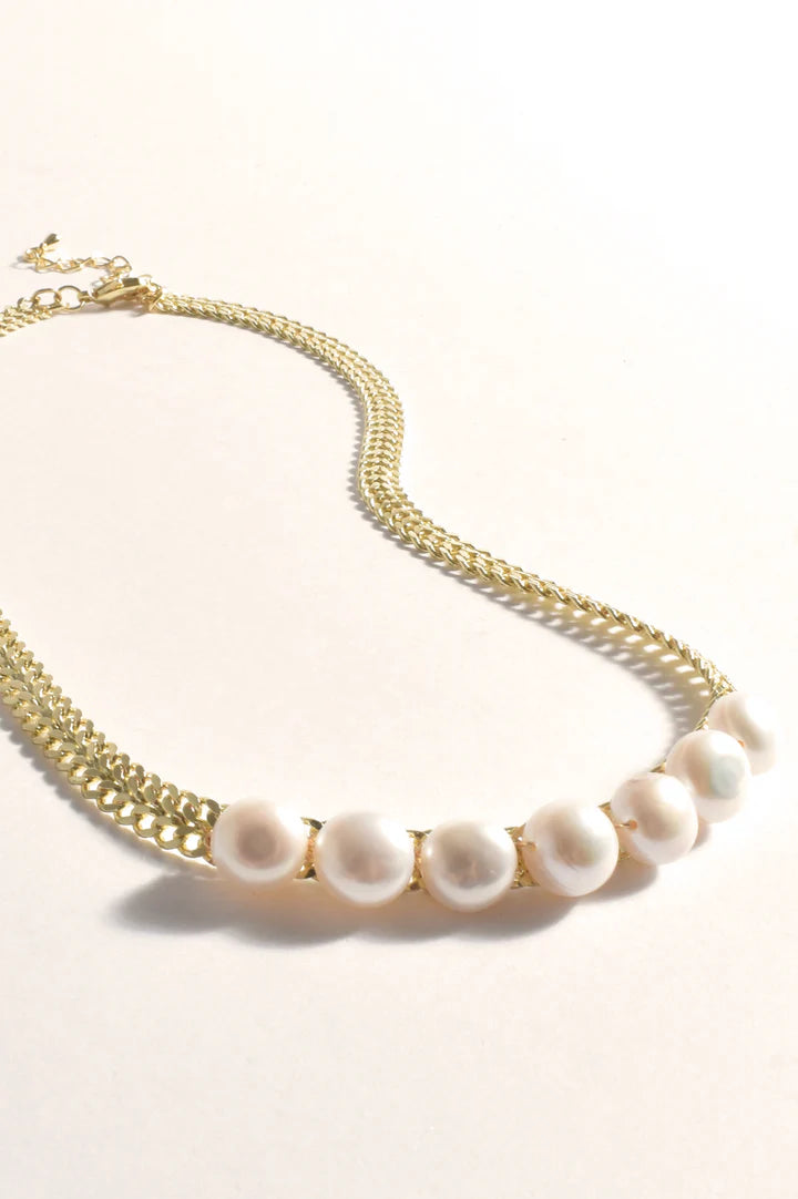 Patterned Chain Pearl Front Necklace (Cream/Gold)