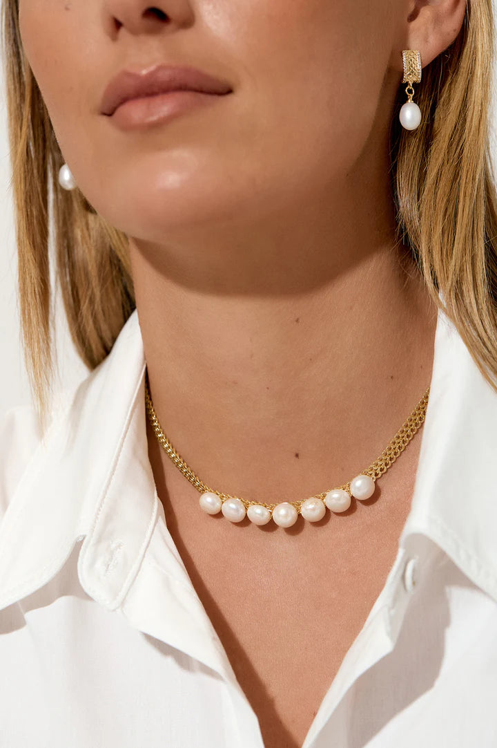 Patterned Chain Pearl Front Necklace (Cream/Gold)