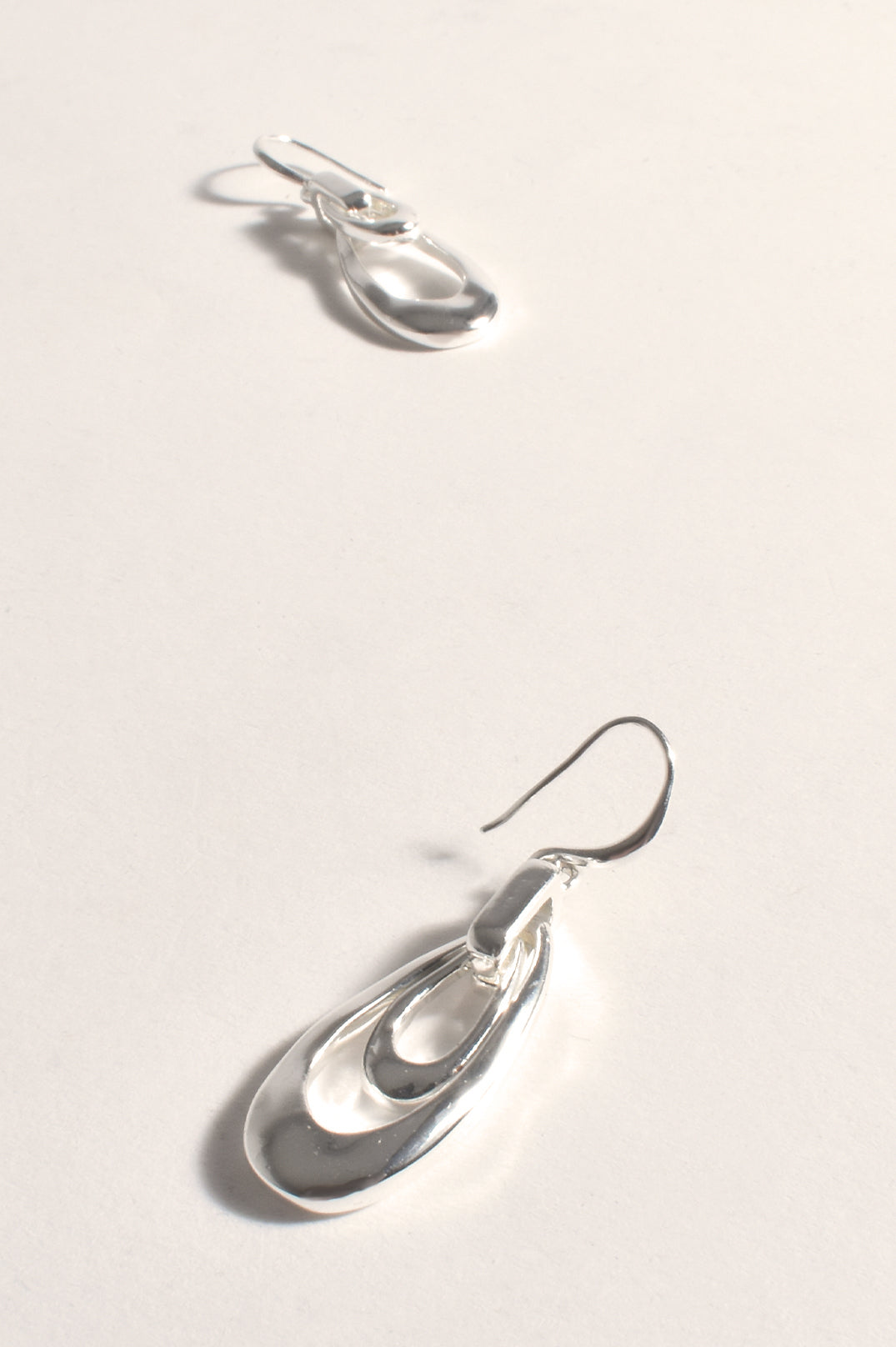 METAL LOOPS HOOK EARRING (SILVER)