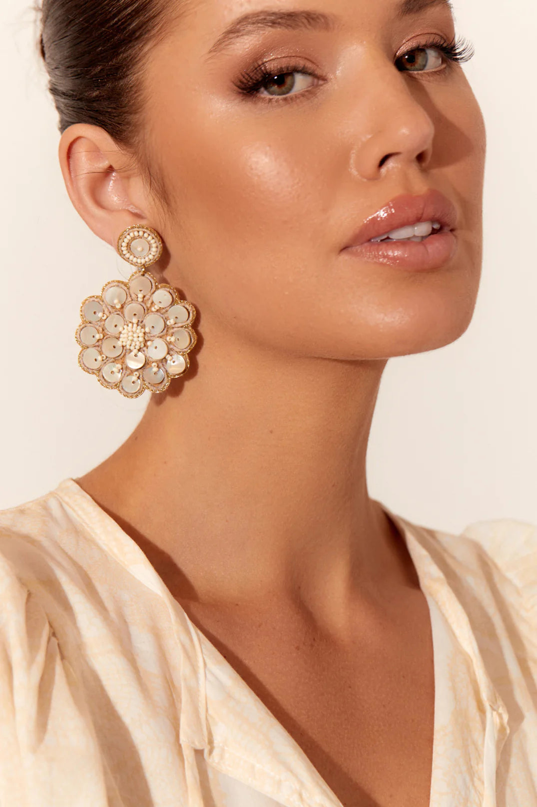 LAYERED SHELL STATEMENT EARRINGS (NATURAL/CREAM)